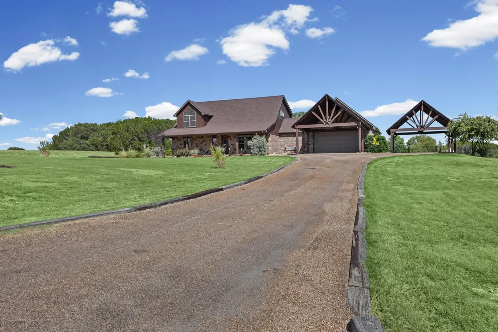 2407 Wills Way Drive Granbury, TX 76049