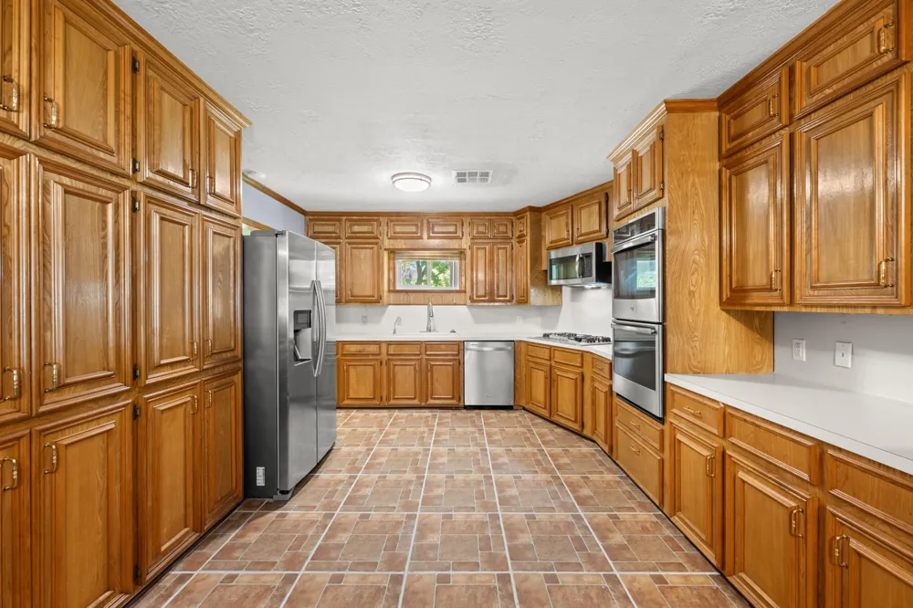 616 Cannan Drive Angleton, TX 77515