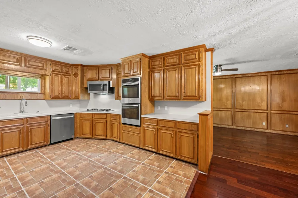 616 Cannan Drive Angleton, TX 77515
