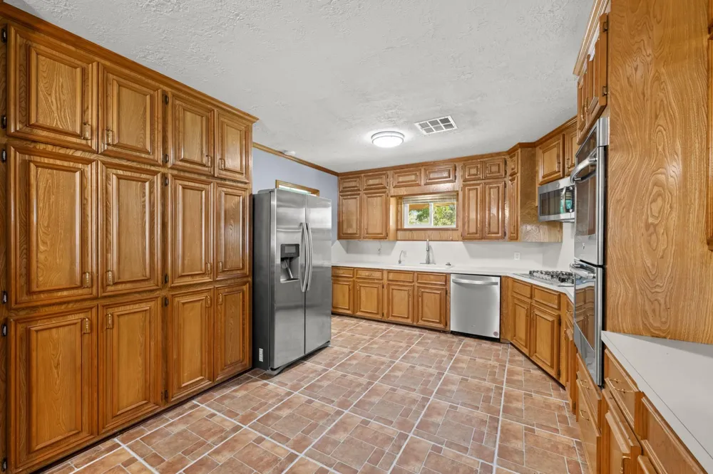 616 Cannan Drive Angleton, TX 77515