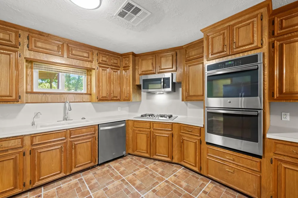 616 Cannan Drive Angleton, TX 77515