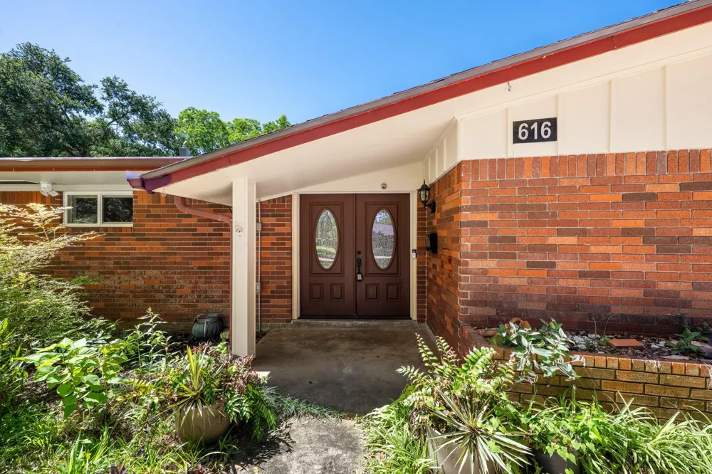 616 Cannan Drive Angleton, TX 77515