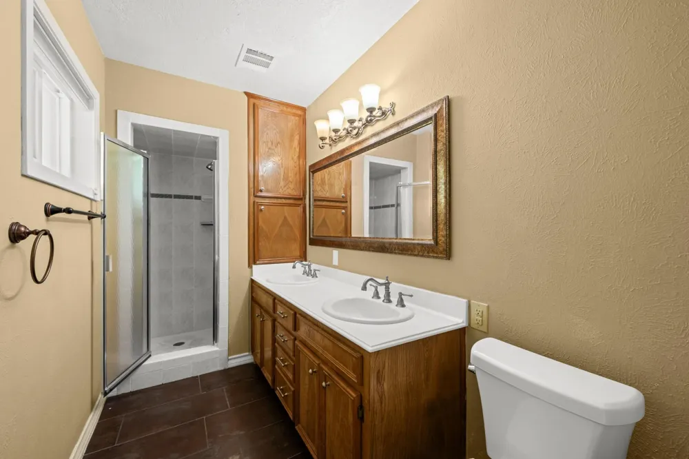 616 Cannan Drive Angleton, TX 77515