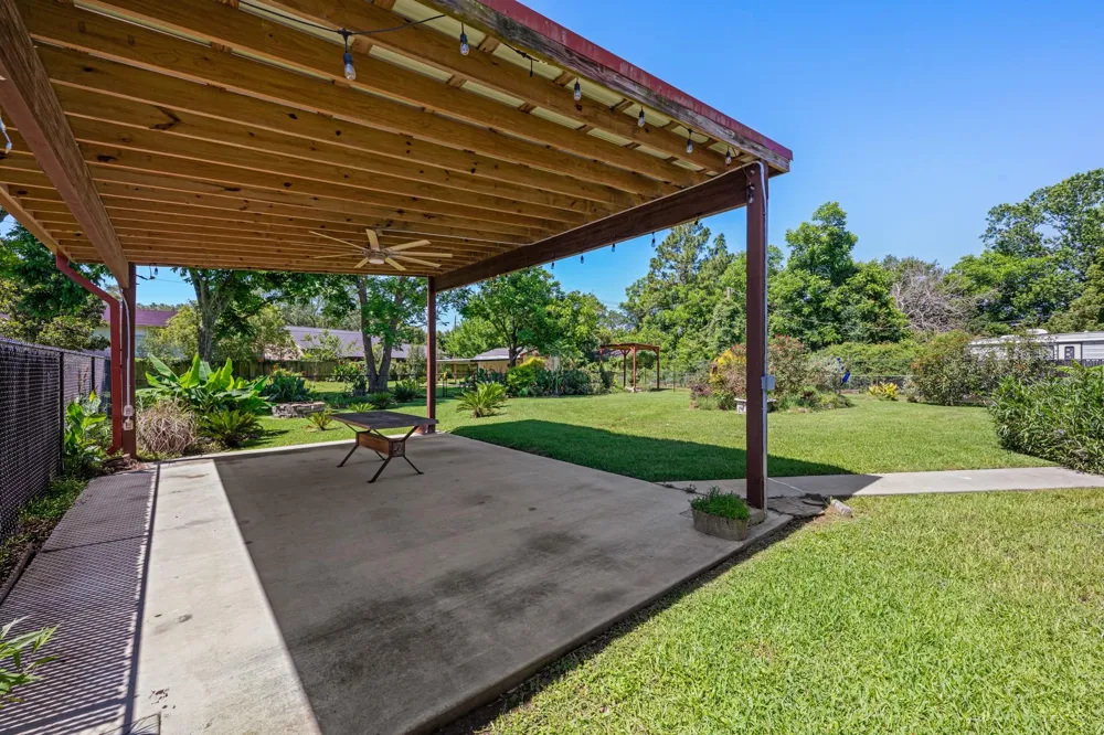 616 Cannan Drive Angleton, TX 77515