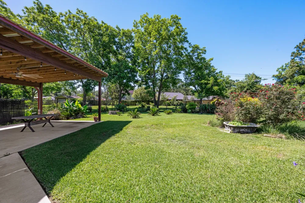 616 Cannan Drive Angleton, TX 77515