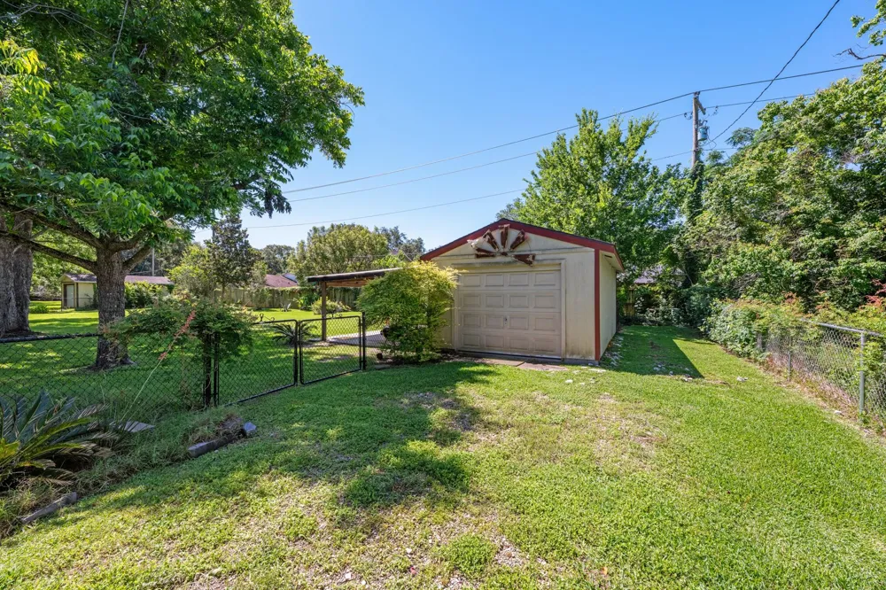 616 Cannan Drive Angleton, TX 77515
