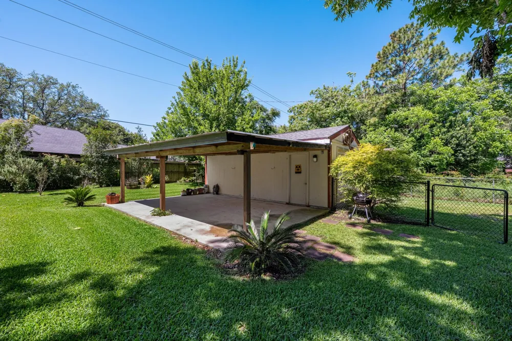 616 Cannan Drive Angleton, TX 77515