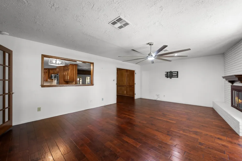 616 Cannan Drive Angleton, TX 77515