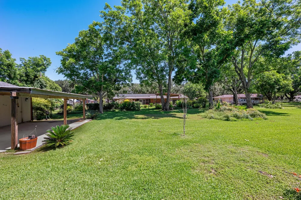 616 Cannan Drive Angleton, TX 77515