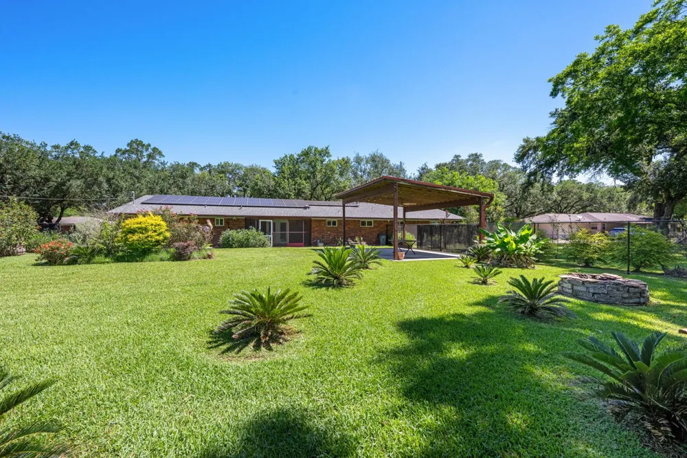 616 Cannan Drive Angleton, TX 77515