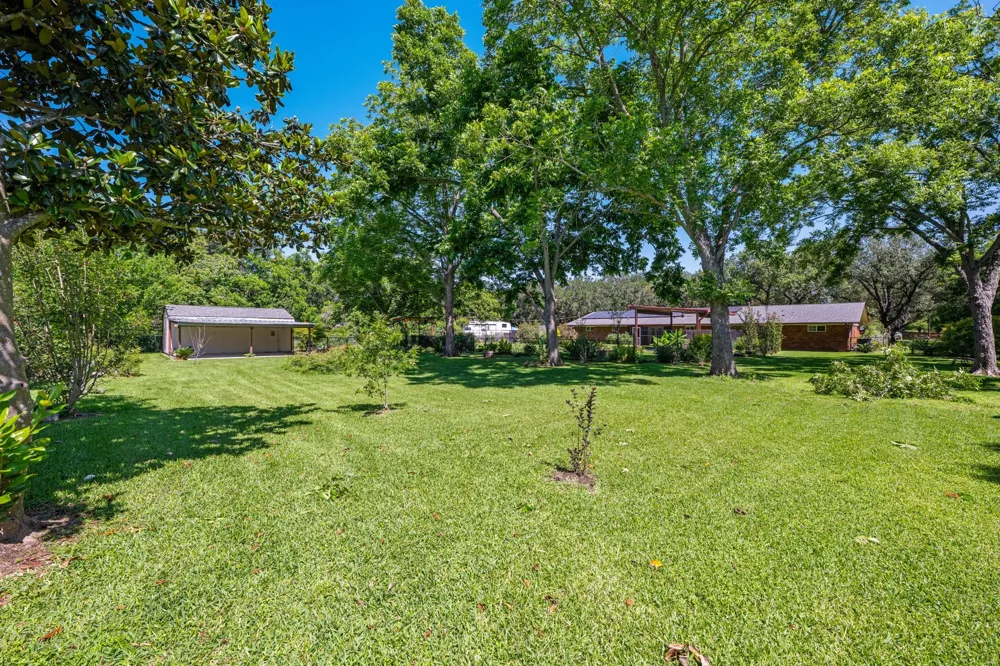 616 Cannan Drive Angleton, TX 77515