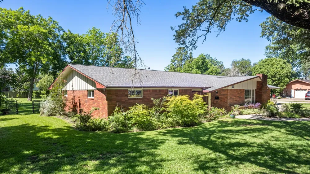 616 Cannan Drive Angleton, TX 77515