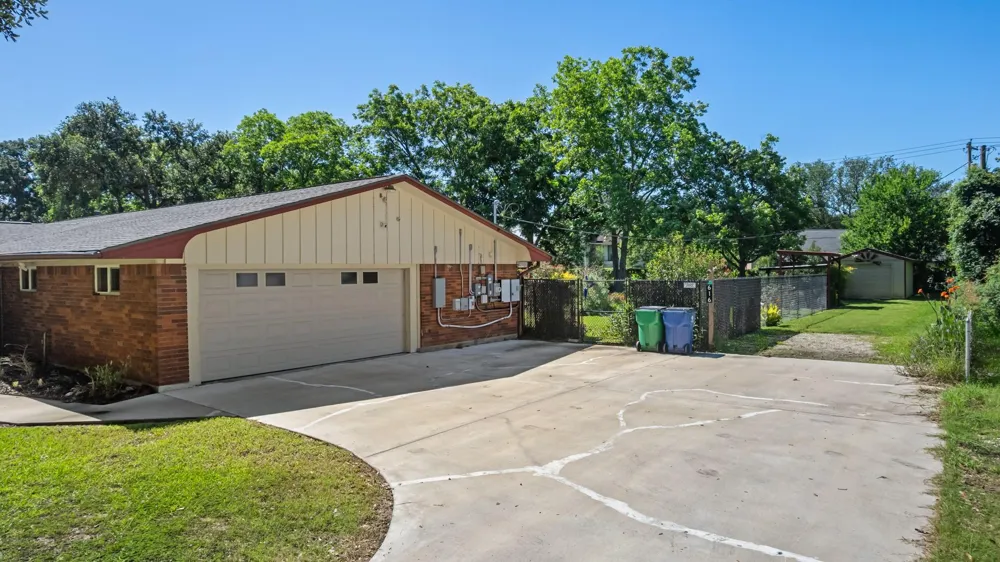 616 Cannan Drive Angleton, TX 77515