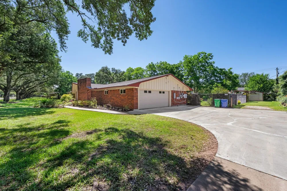 616 Cannan Drive Angleton, TX 77515