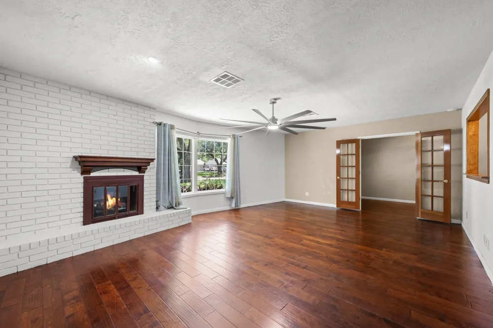616 Cannan Drive Angleton, TX 77515