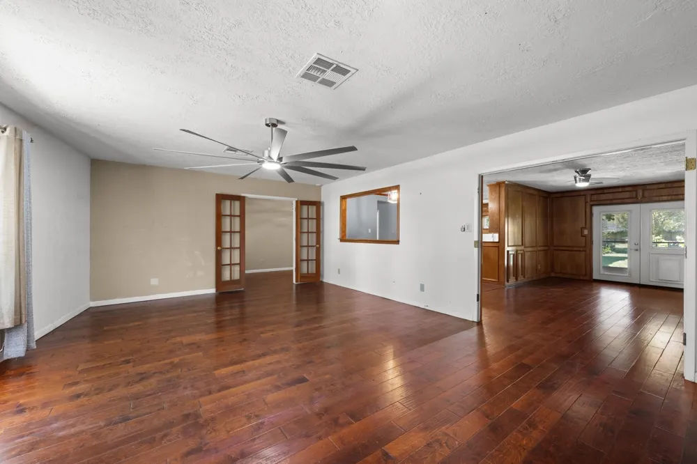 616 Cannan Drive Angleton, TX 77515