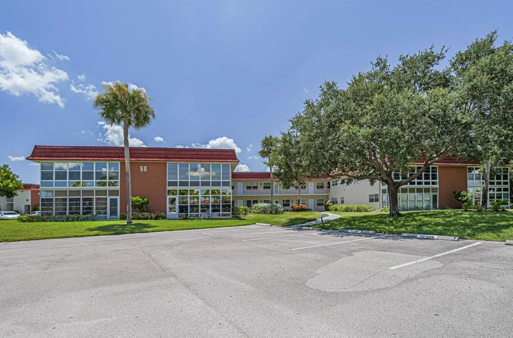 50 WOODLAND DRIVE #202 Vero Beach, FL 32962