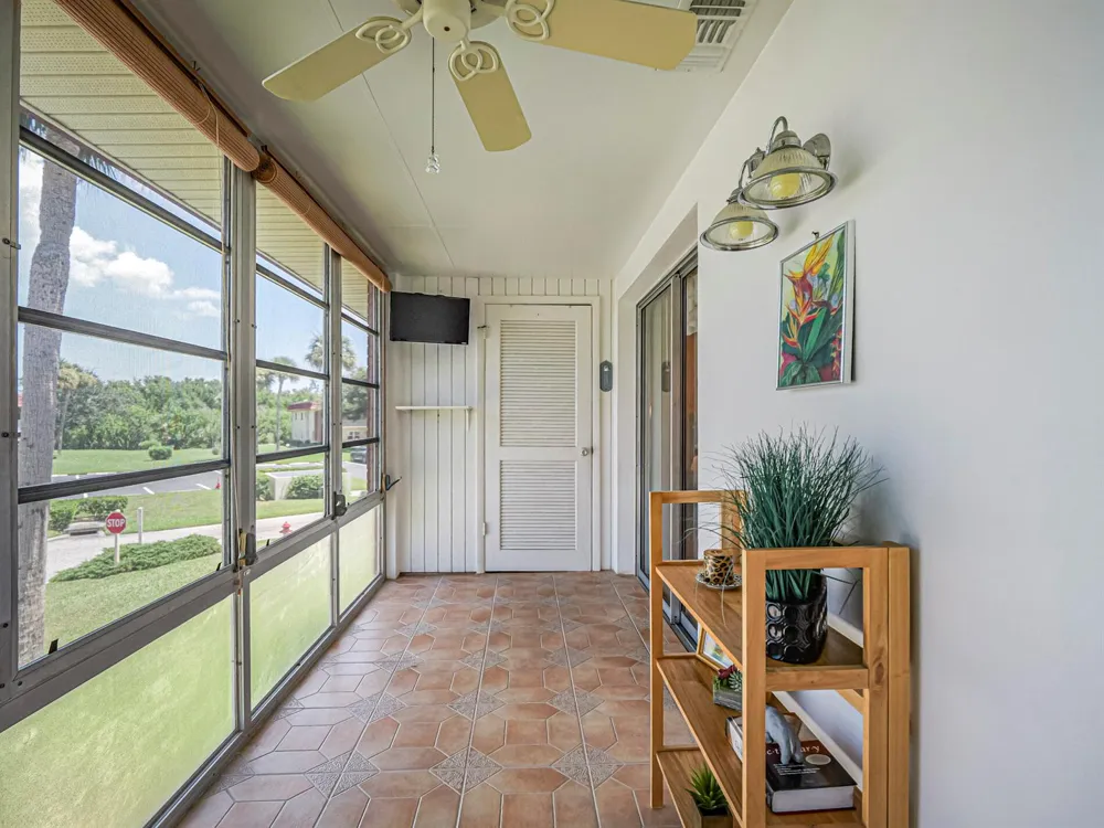50 WOODLAND DRIVE #202 Vero Beach, FL 32962