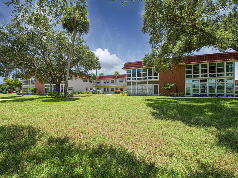 50 WOODLAND DRIVE #202 Vero Beach, FL 32962