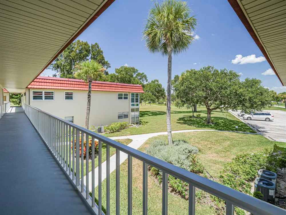 50 WOODLAND DRIVE #202 Vero Beach, FL 32962