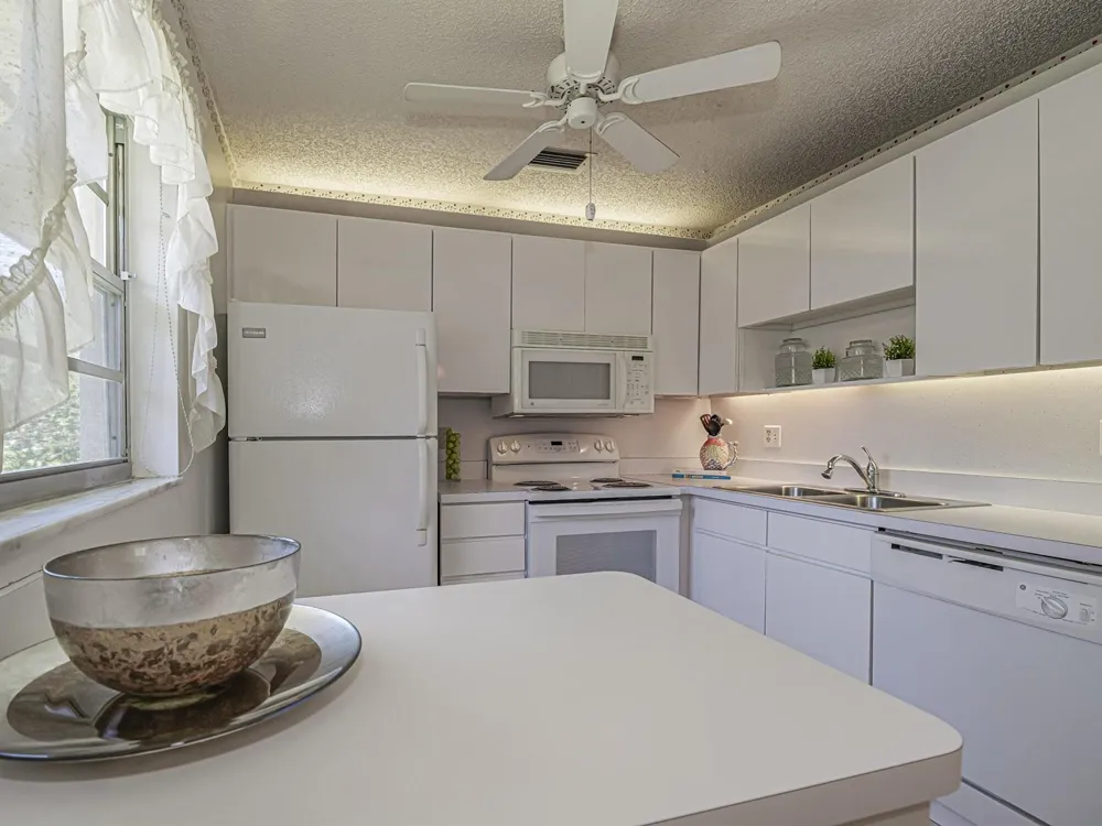 50 WOODLAND DRIVE #202 Vero Beach, FL 32962