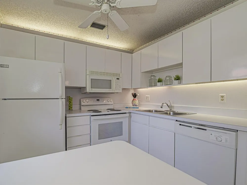 50 WOODLAND DRIVE #202 Vero Beach, FL 32962