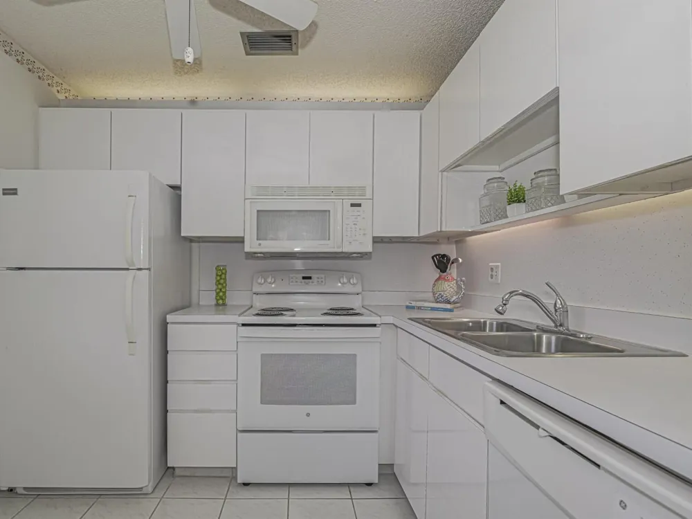50 WOODLAND DRIVE #202 Vero Beach, FL 32962