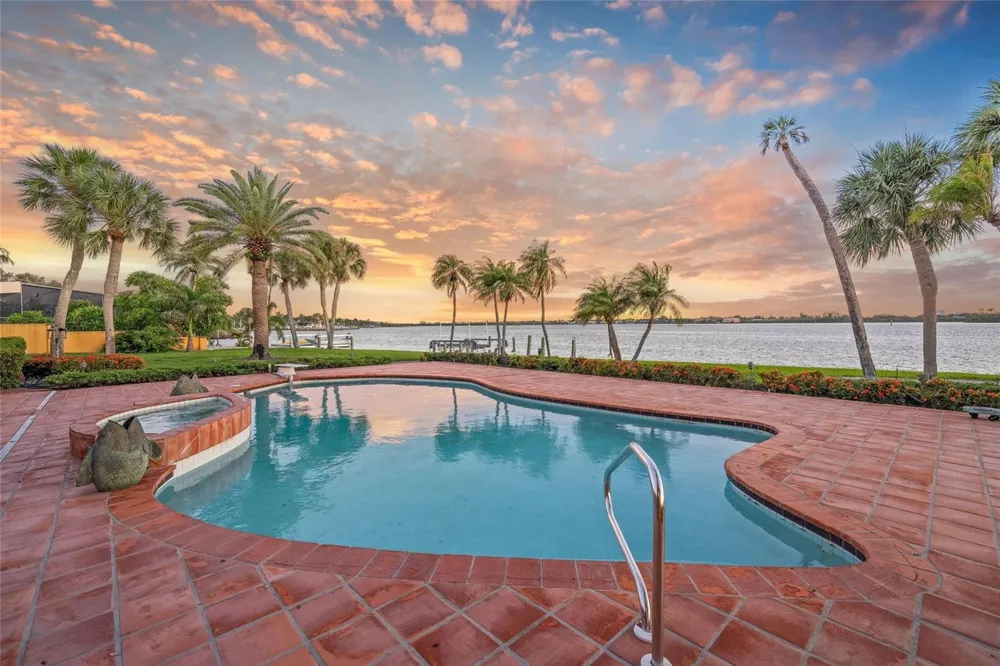 1136 LAKE SHORE DRIVE Sarasota, FL 34231