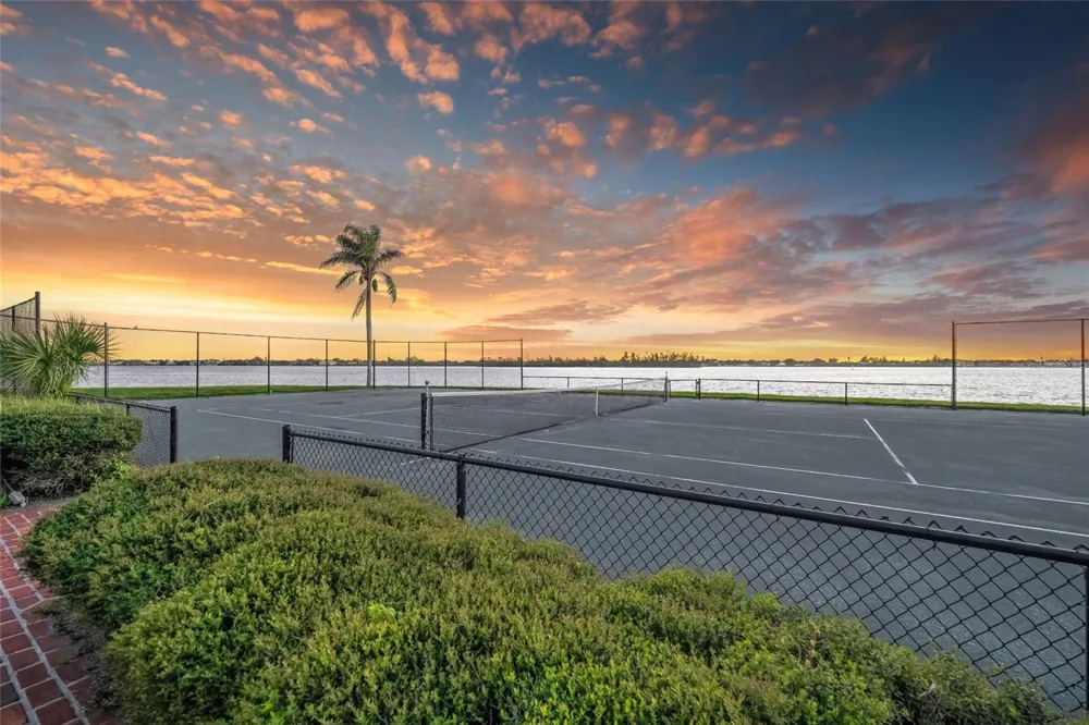 1136 LAKE SHORE DRIVE Sarasota, FL 34231