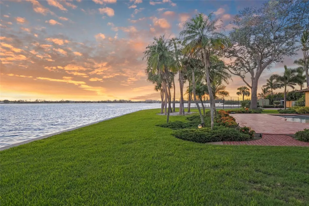 1136 LAKE SHORE DRIVE Sarasota, FL 34231