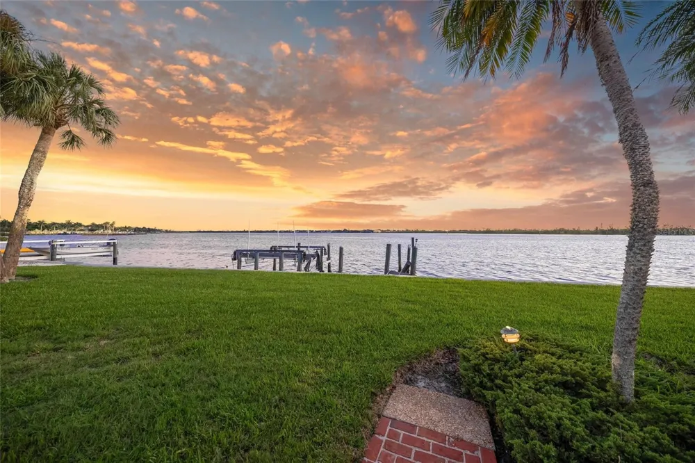 1136 LAKE SHORE DRIVE Sarasota, FL 34231