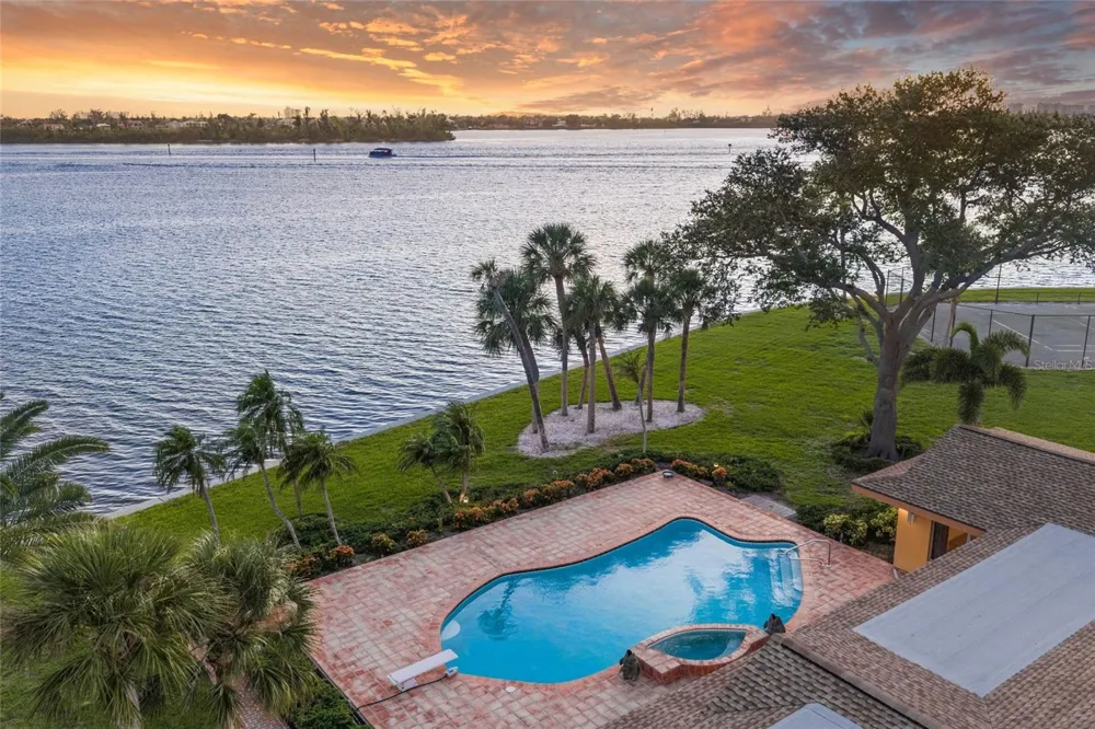 1136 LAKE SHORE DRIVE Sarasota, FL 34231