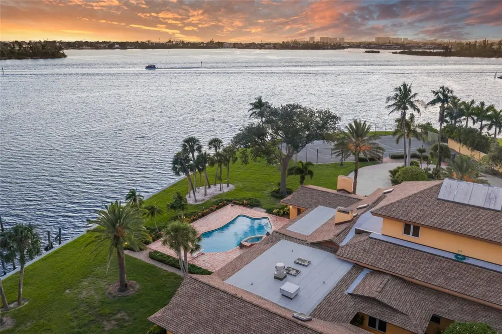 1136 LAKE SHORE DRIVE Sarasota, FL 34231