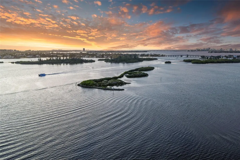 1136 LAKE SHORE DRIVE Sarasota, FL 34231