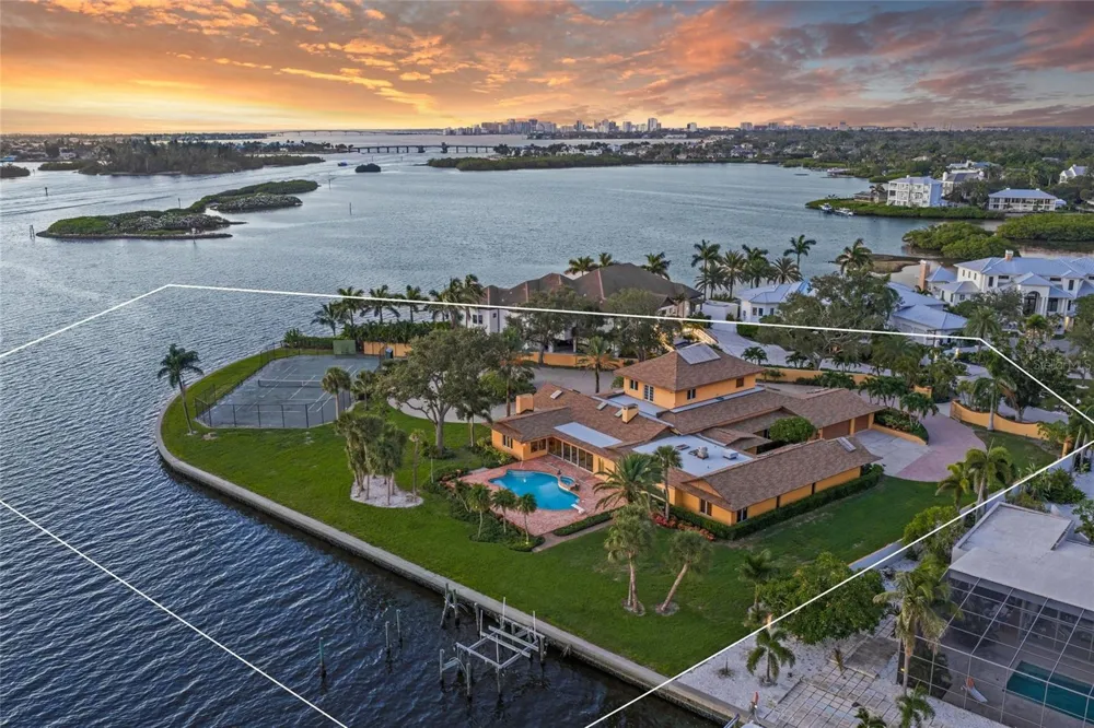 1136 LAKE SHORE DRIVE Sarasota, FL 34231