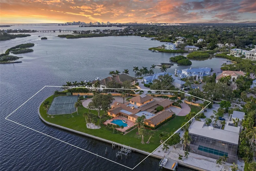 1136 LAKE SHORE DRIVE Sarasota, FL 34231