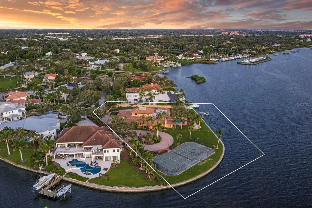 1136 LAKE SHORE DRIVE Sarasota, FL 34231