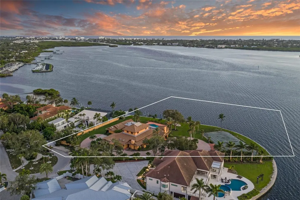 1136 LAKE SHORE DRIVE Sarasota, FL 34231