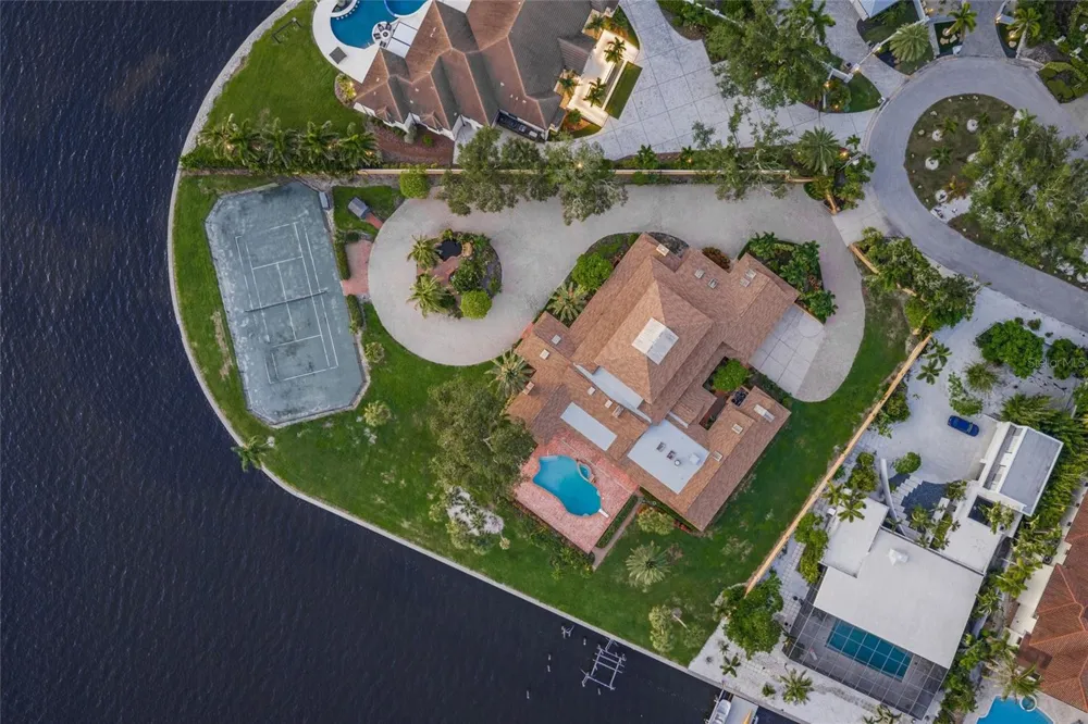 1136 LAKE SHORE DRIVE Sarasota, FL 34231