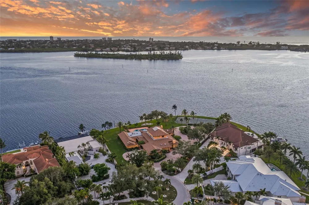 1136 LAKE SHORE DRIVE Sarasota, FL 34231
