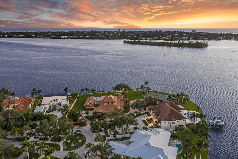 1136 LAKE SHORE DRIVE Sarasota, FL 34231