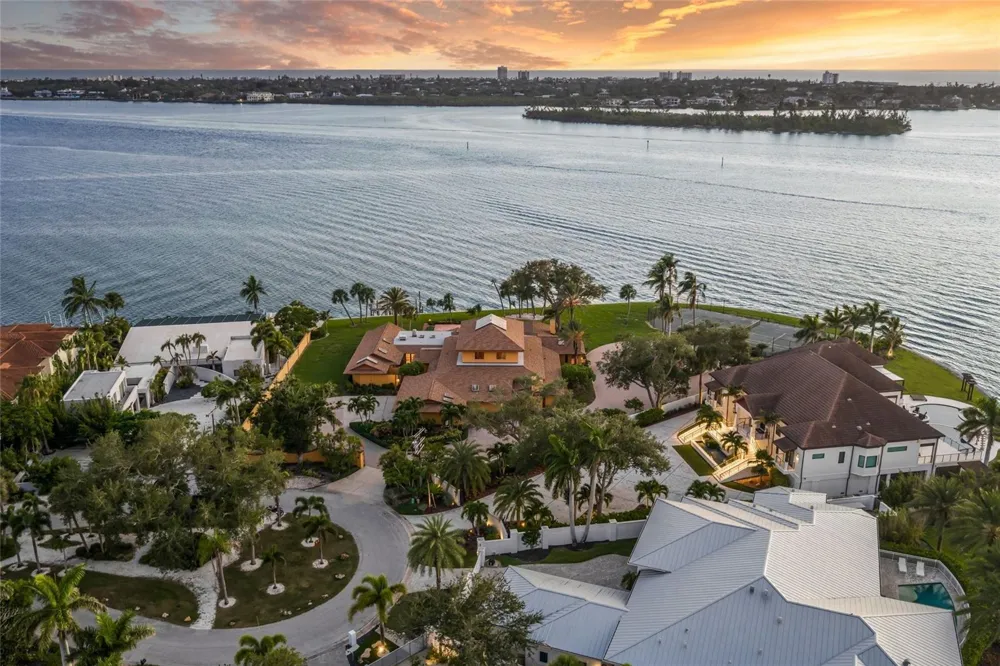1136 LAKE SHORE DRIVE Sarasota, FL 34231