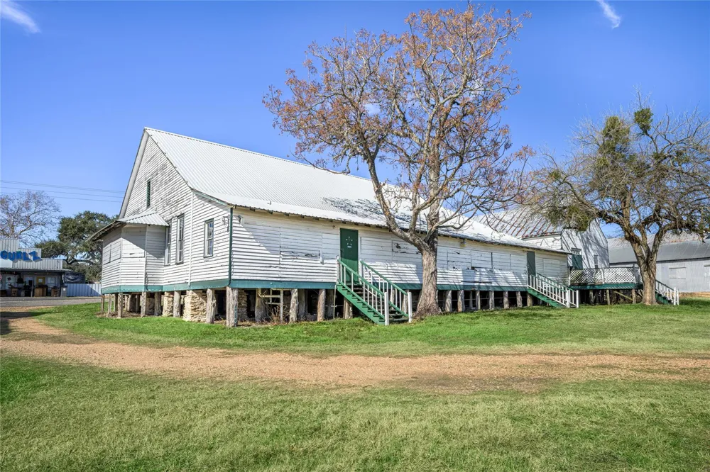 4391 Tx-237 Round Top, TX 78954
