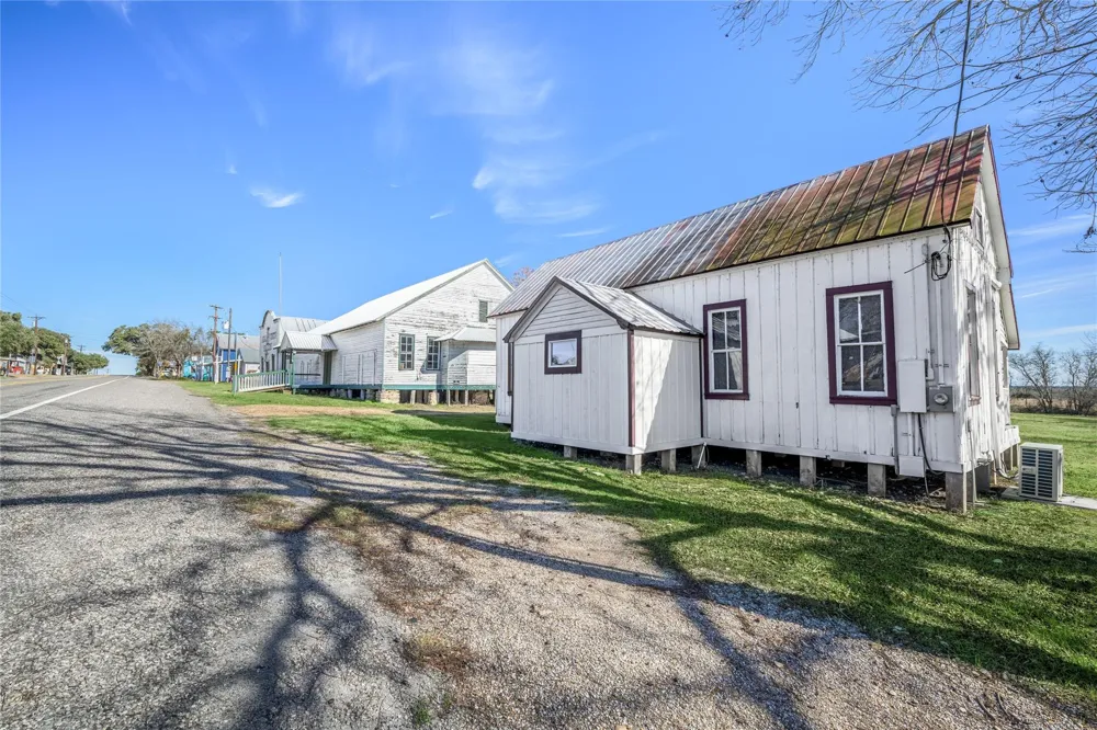 4391 Tx-237 Round Top, TX 78954