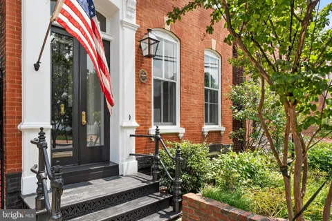 220 S FAIRFAX STREET