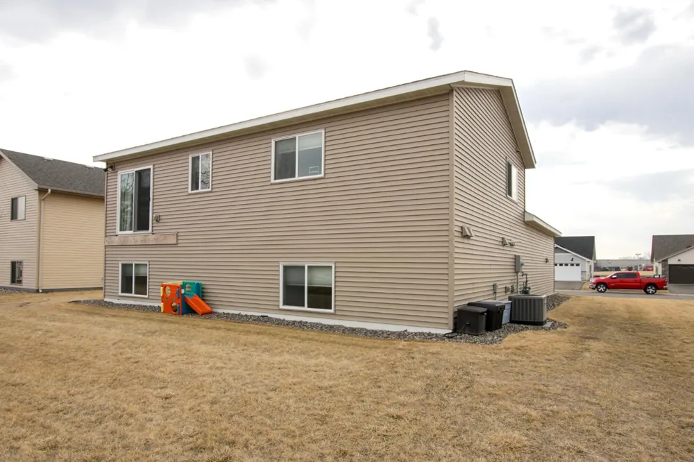 1709 Maple Leaf Lane Litchfield, MN 55355