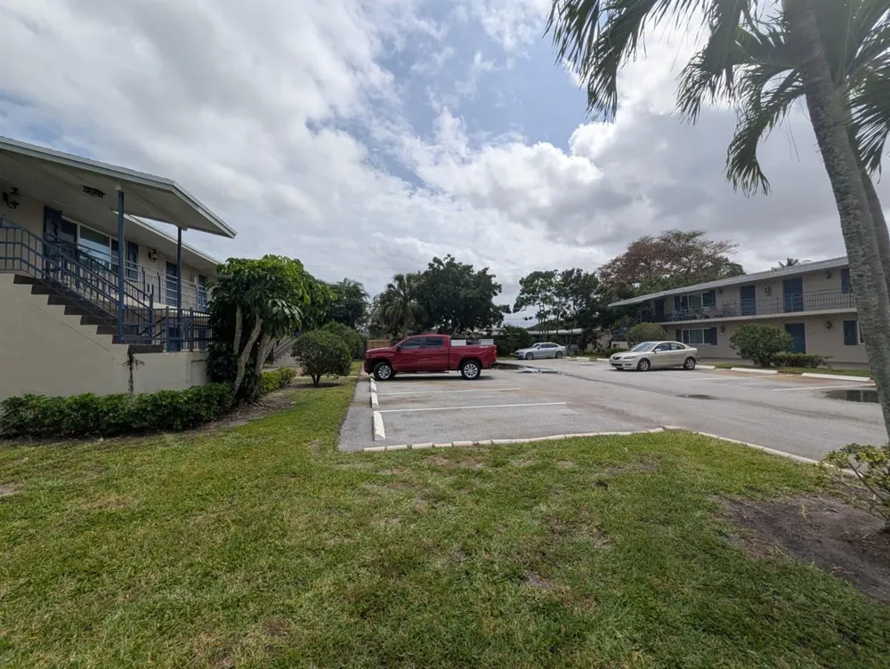 817 LIGHTHOUSE DRIVE #B North Palm Beach, FL 33408