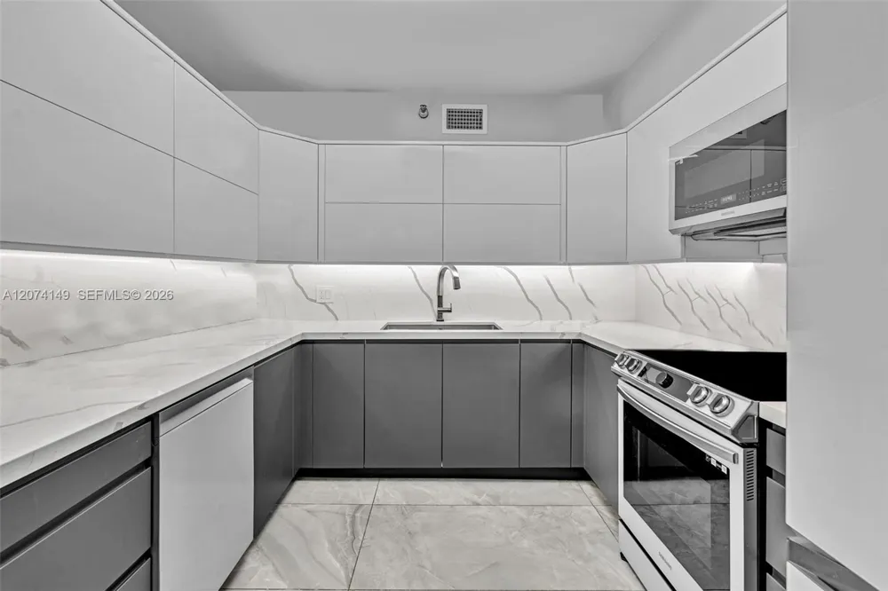 3530 Mystic Pointe Dr #411 Aventura, FL 33180