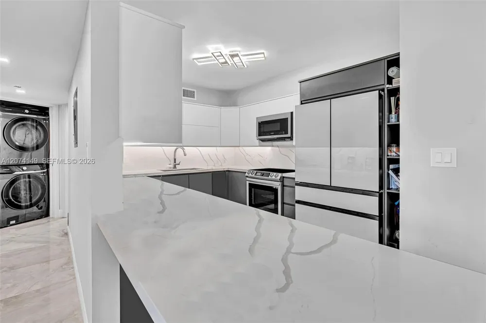 3530 Mystic Pointe Dr #411 Aventura, FL 33180