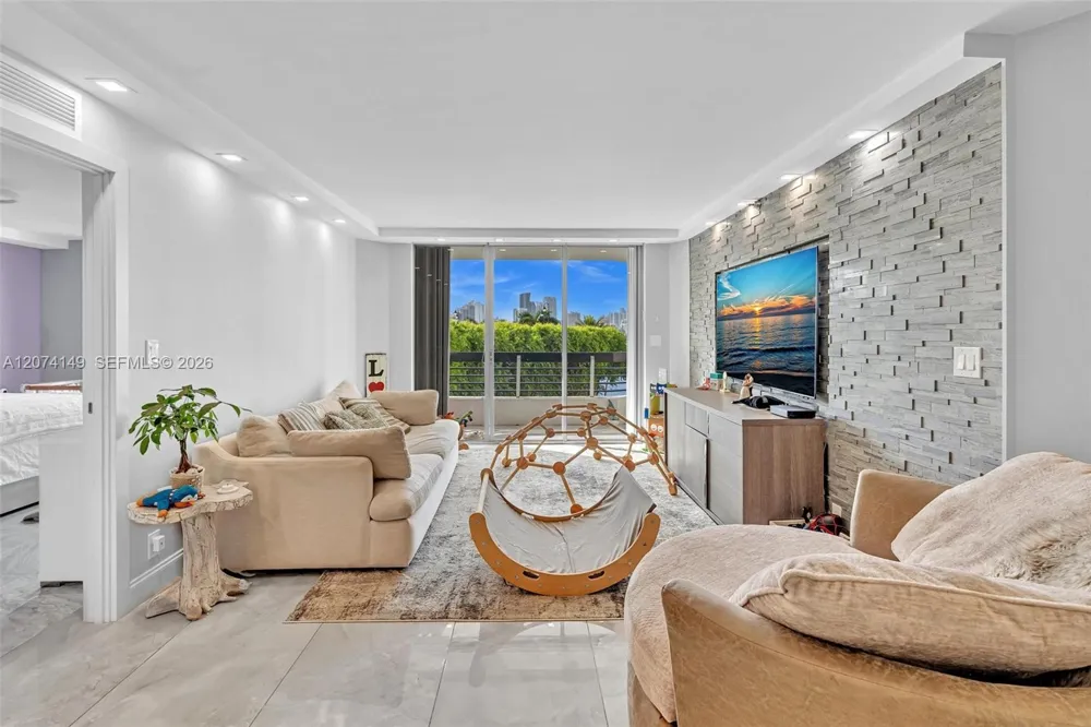 3530 Mystic Pointe Dr #411 Aventura, FL 33180